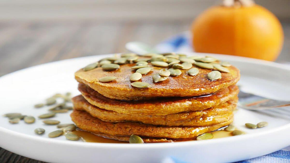 پنکیک کدو حلوایی؛ صبحونه لذیذ و مقوی مناسب فصل زمستون! + طرز تهیه