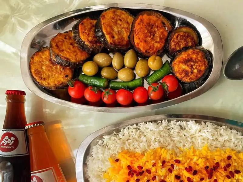 شام امشب: کباب بادمجون و مرغ، کنارش انگشتاتم می خوری + طرز تهیه