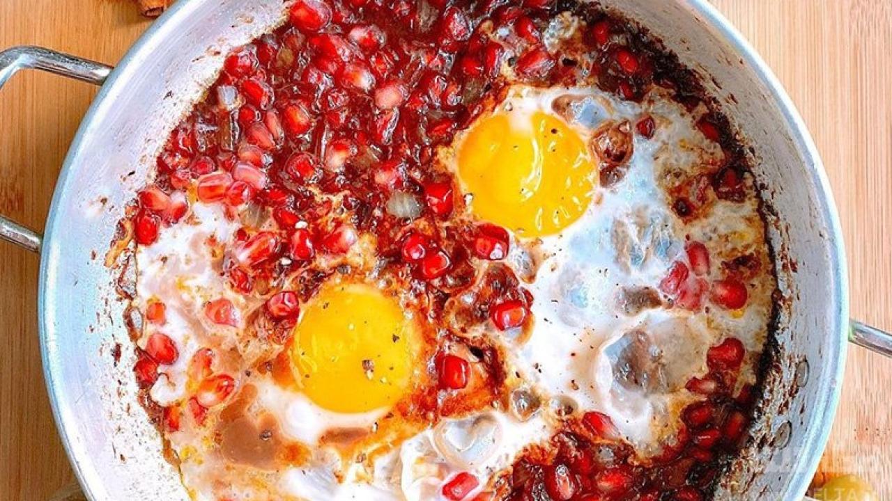 املت رو به سبک شمالیا درست کن! | طرز تهیه صبحانه فوری و لذیذ، املت مرغانه انار