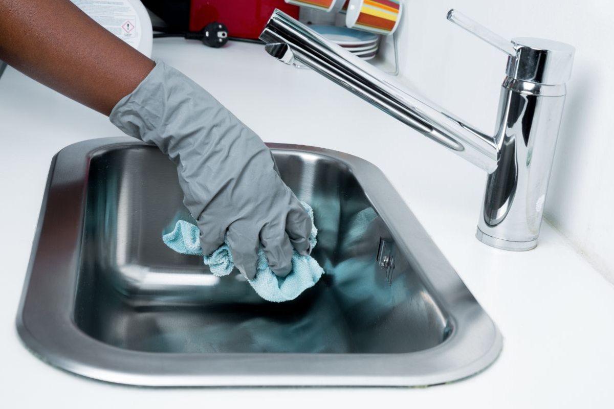 به هیچ وجه تو سینک ظرفشویی وایتکس نریز! | عوارض خطرناک شستن سینک با وایتکس