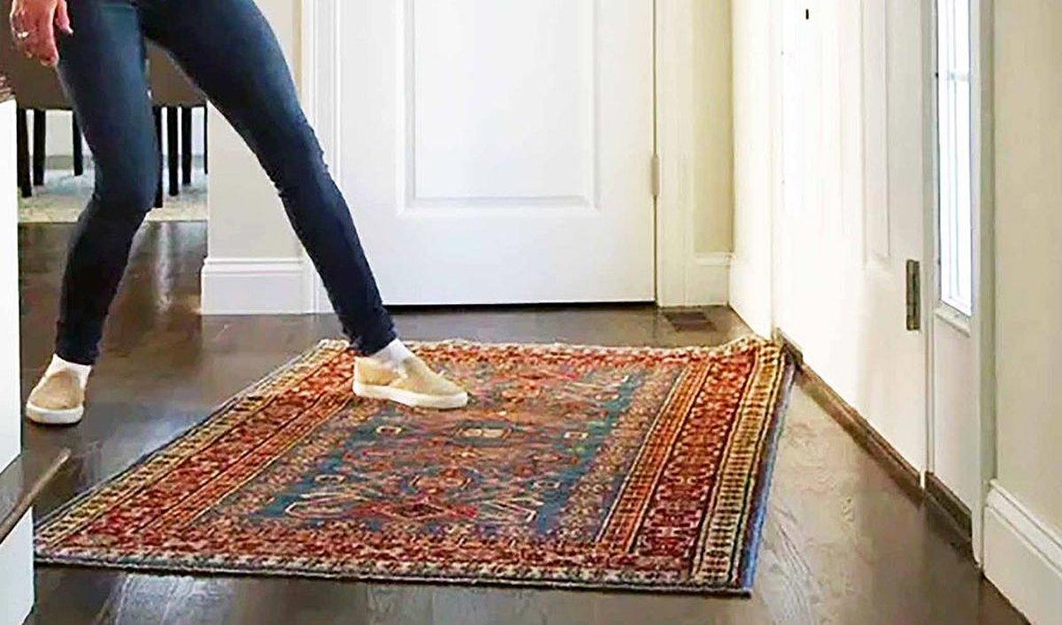 (ویدیو) با این راهکار، از سر خوردن فرش روی سرامیک جلوگیری کن!