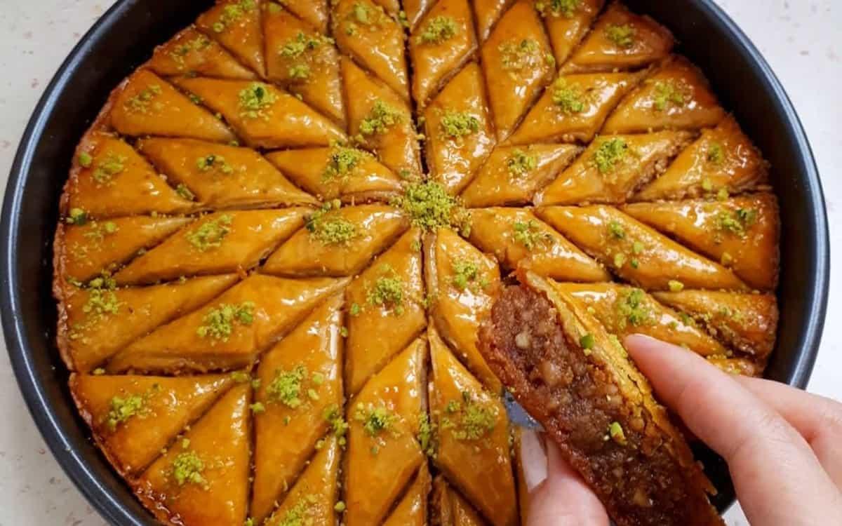 باقلوا دروغین؛ یه شیرینی متفاوت با طعم به یاد موندنی | طرز تهیه باقلوای تقلبی