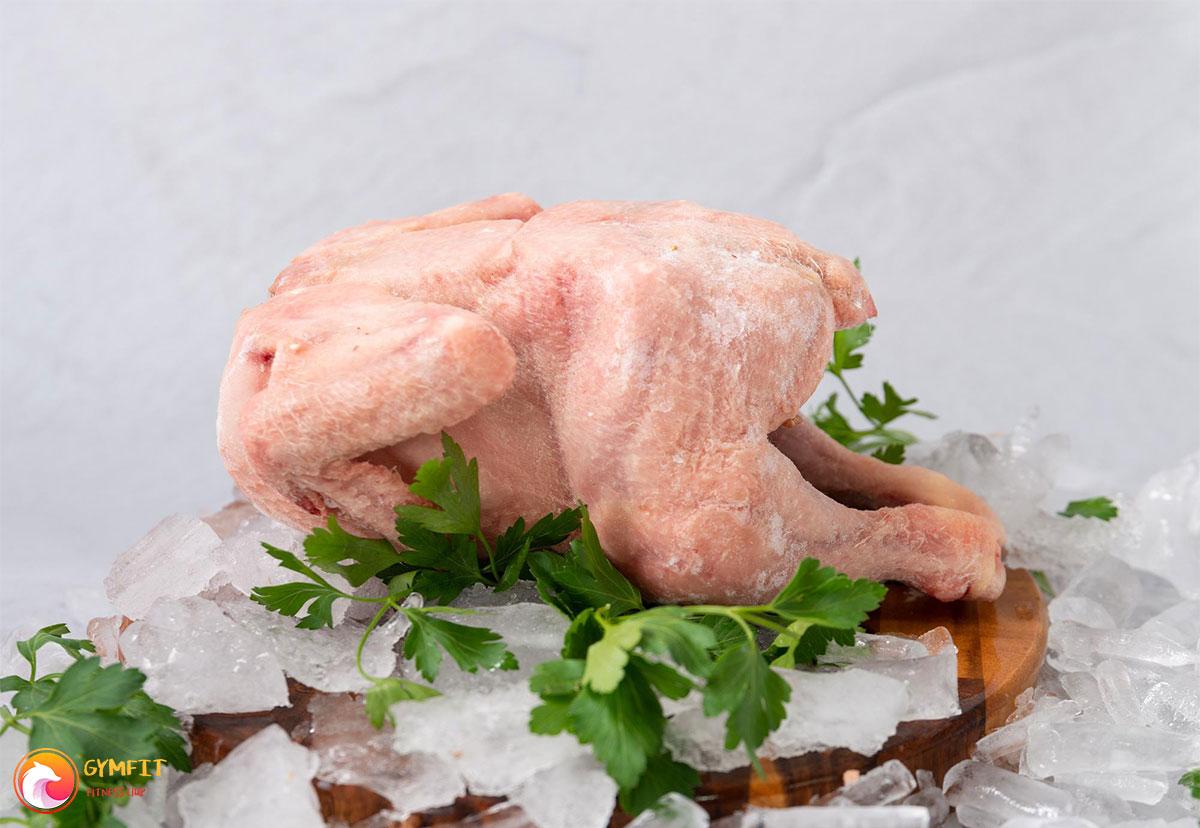 یخ مرغ رو با آب داغ باز نکن! + ۲ روش اصولی برای یخ زدایی مرغ منجمد