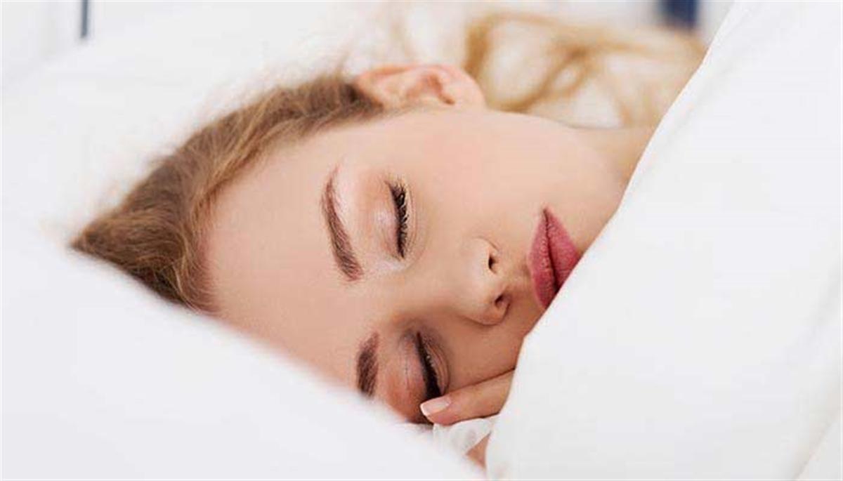 خوابیدن با آرایش، چه بر سر پوست می آورد؟! | عوارض خطرناک خوابیدن با آرایش