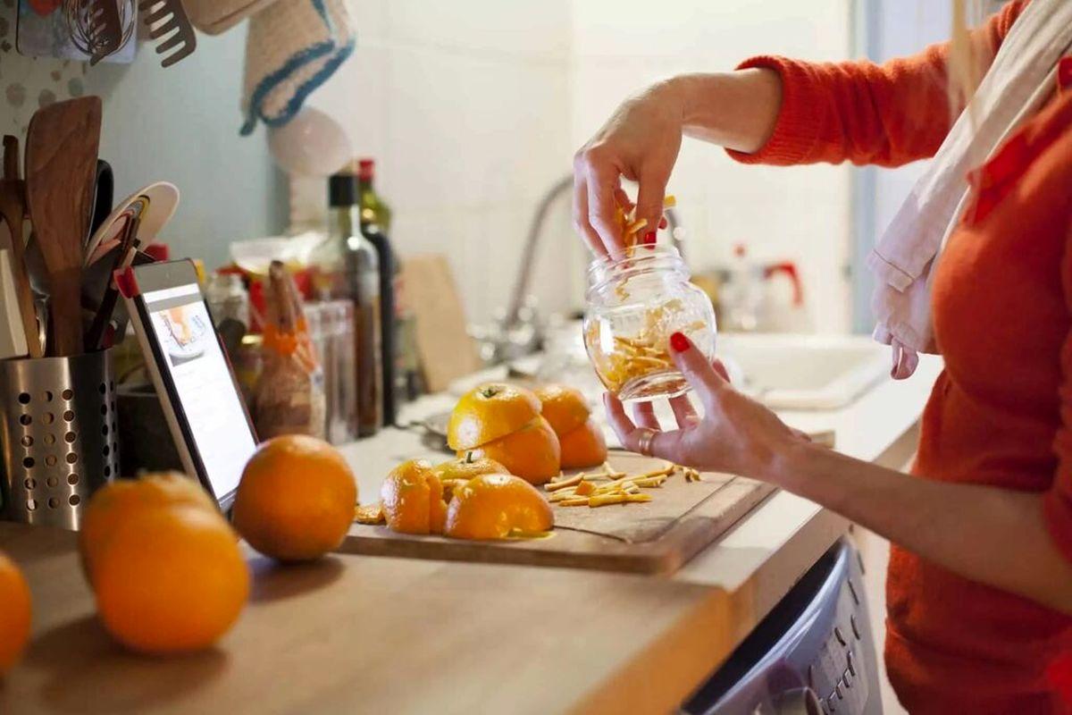 دیگه پوست نارنگی رو دور ننداز؛ این دمنوش خوش عطر رو درست کن! + طرز تهیه