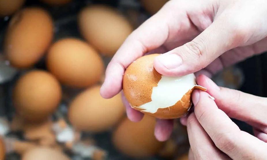 (ویدیو) پوست تخم مرغ آبپز رو بدون دردسر جدا کن!