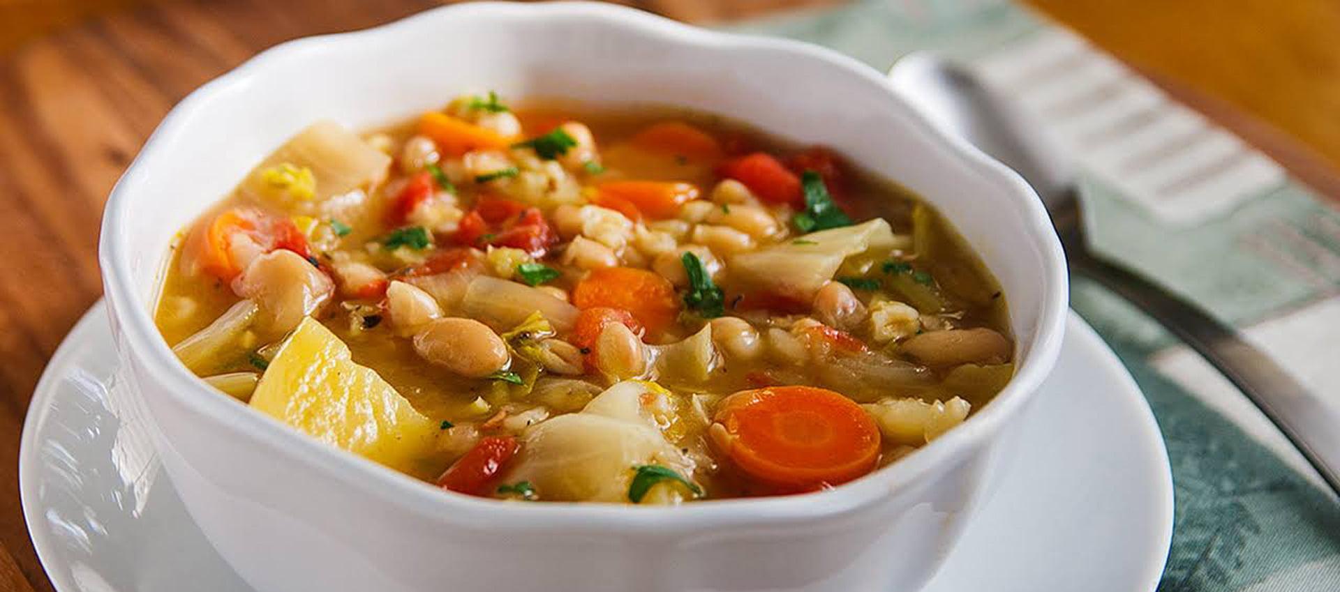 سوپ کلم برگ؛ غذایی سبک و انرژی زا در افطار! + طرز تهیه