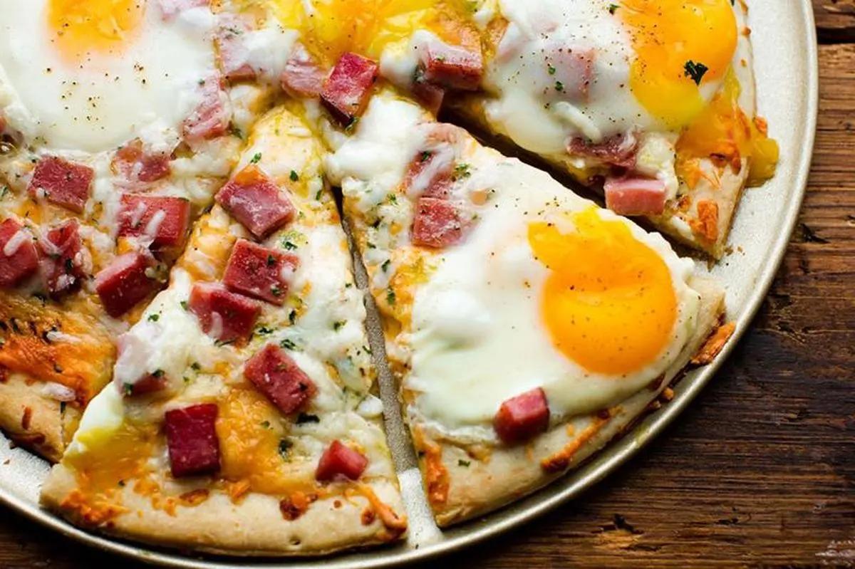 صبحانه امروز: پیتزا تخم مرغی صبحانه ای برای عاشقان پیتزا + طرز تهیه