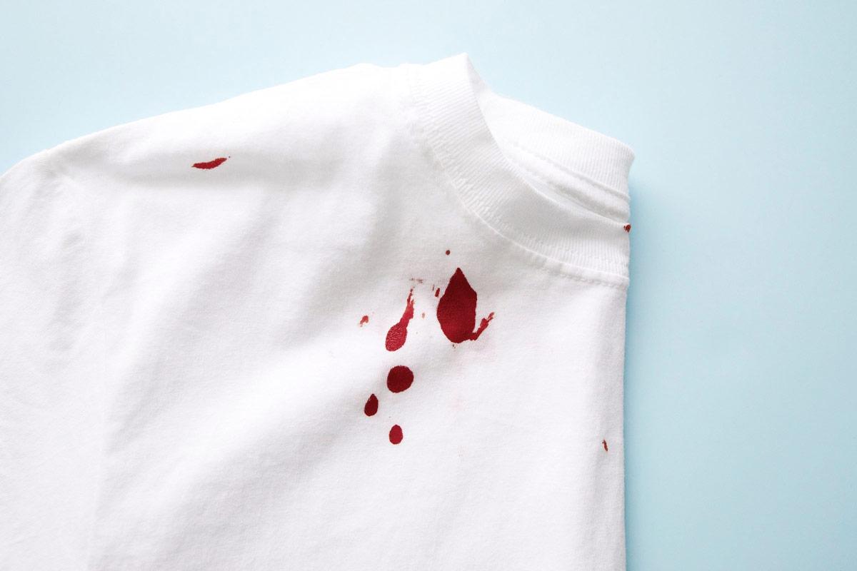 ترفندهای عالی برای پاک کردن لکه خون از روی لباس!